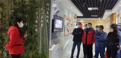 20201126 納溪區(qū)檢察院文化中心主任、法治副校長龔國詩生動(dòng)、精彩的講解2_看圖王.jpg