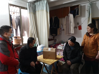 市總工會(huì)慰問困難職工 (2).jpg