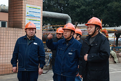 瀘天化股份公司總經理傅利才一行深入大修現(xiàn)場檢查指導工作