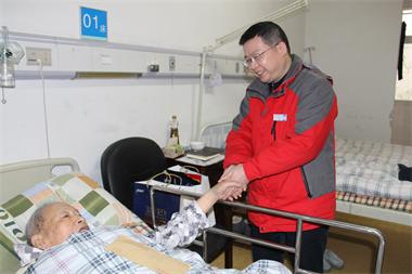 公司黨委副書(shū)記陳偉率隊(duì)看望慰問(wèn)生病住院離退休老同志及員工