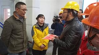 集團(tuán)公司黨委書(shū)記董事長(zhǎng)譚光軍一行慰問(wèn)瀘天化困難員工