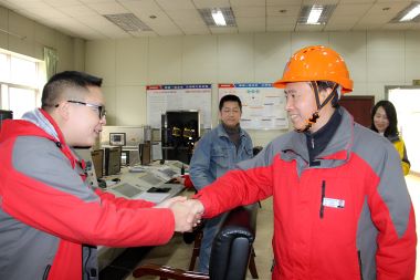 公司黨委書(shū)記廖廷君一行年三十深入一線慰問(wèn)