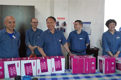 瀘天化股份公司領(lǐng)導高溫時節(jié)為一線崗位員工送清涼