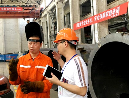 四川工人日報社記者就“一線職工戰(zhàn)三伏”到瀘天化進(jìn)行采訪報道