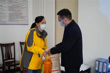 瀘天化集團(tuán)公司黨委書記、董事長譚光軍一行節(jié)前慰問公司員工