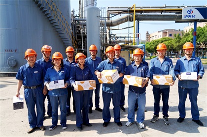 瀘天化股份公司黨委書記、董事長廖廷君一行到生產(chǎn)一線“送清涼”