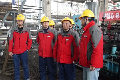 瀘天化股份公司黨委書記、董事長廖廷君深入大修現(xiàn)場為參戰(zhàn)將士加油鼓勁