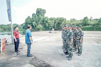 瀘天化股份公司領(lǐng)導(dǎo)看望慰問民兵水上應(yīng)急救援培訓(xùn)分隊