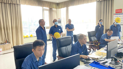 瀘天化股份公司黨委書記、董事長廖廷君到生產(chǎn)調(diào)度指揮中心了解裝置開車情況
