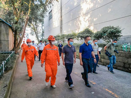 納溪區(qū)委副書記、區(qū)長袁維榮到瀘天化精正技術(shù)檢測公司檢查核與輻射安全工作