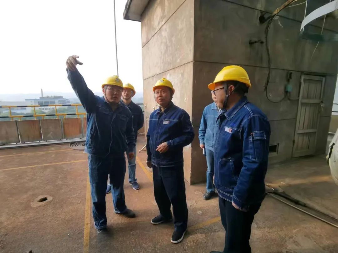 瀘天化股份公司黨委書記、董事長廖廷君一行深入尿素現(xiàn)場檢查指導工作