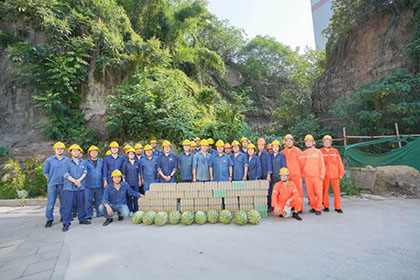 廖廷君給員工送西瓜 涼勝冰雪甜勝蜜