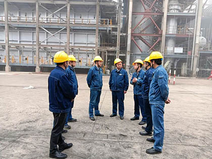 瀘天化股份公司黨委書(shū)記、董事長(zhǎng)廖廷君深入綠源醇業(yè)檢修現(xiàn)場(chǎng)關(guān)心一線員工