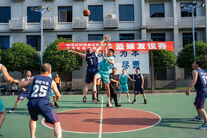 納溪區(qū)財政局、農(nóng)業(yè)局與瀘天化舉行籃球友誼賽