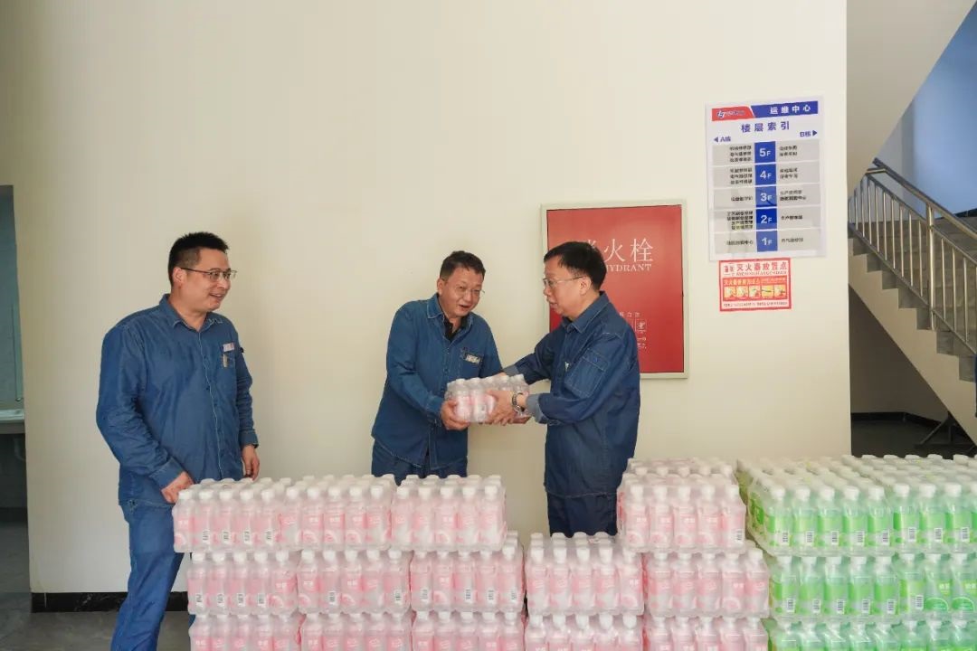 瀘天化股份公司領(lǐng)導(dǎo)傅利才、陳偉慰問尿素造粒塔環(huán)保升級改造項(xiàng)目一線勞動者